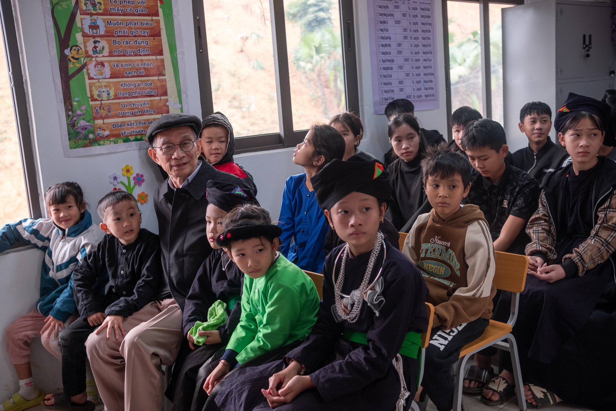 Cuộc hội ngộ của "ông nội" Khang và 22 đứa trẻ mồ côi ở Làng Nủ: "Tôi còn nợ các cháu lời hẹn ước 15 năm sau"- Ảnh 2.