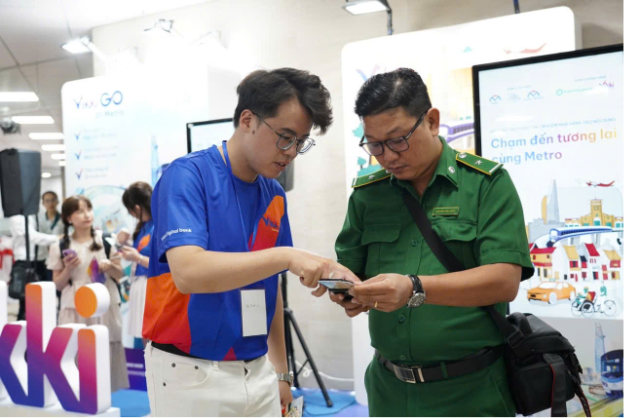 TP. Hồ Chí Minh vận hành chính thức tuyến Metro số 1, người dân nhận thẻ đi metro VikkiGO miễn phí- Ảnh 3.