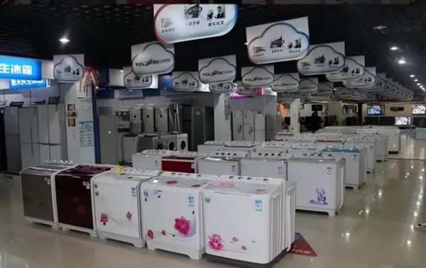 B&aacute;n chuỗi điện m&aacute;y đang ph&aacute;t triển để mua 15.000 mẫu đất sa mạc, 13 năm sau người phụ nữ kiếm gần 1.000 tỷ đồng- Ảnh 1.