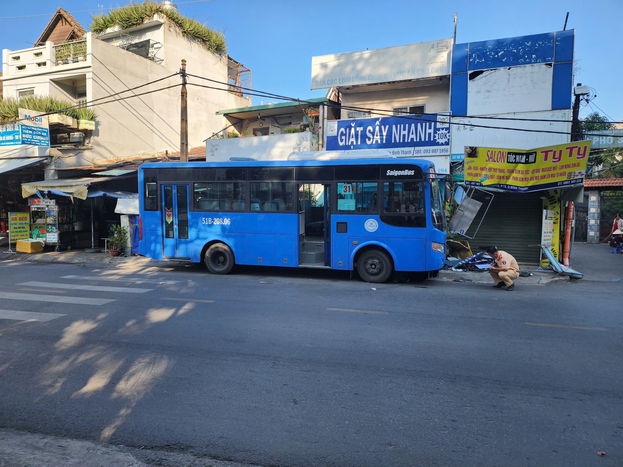 Xe buýt lao sang làn đường ngược lại khiến 2 người bị thương ở Bình Thạnh- Ảnh 2.