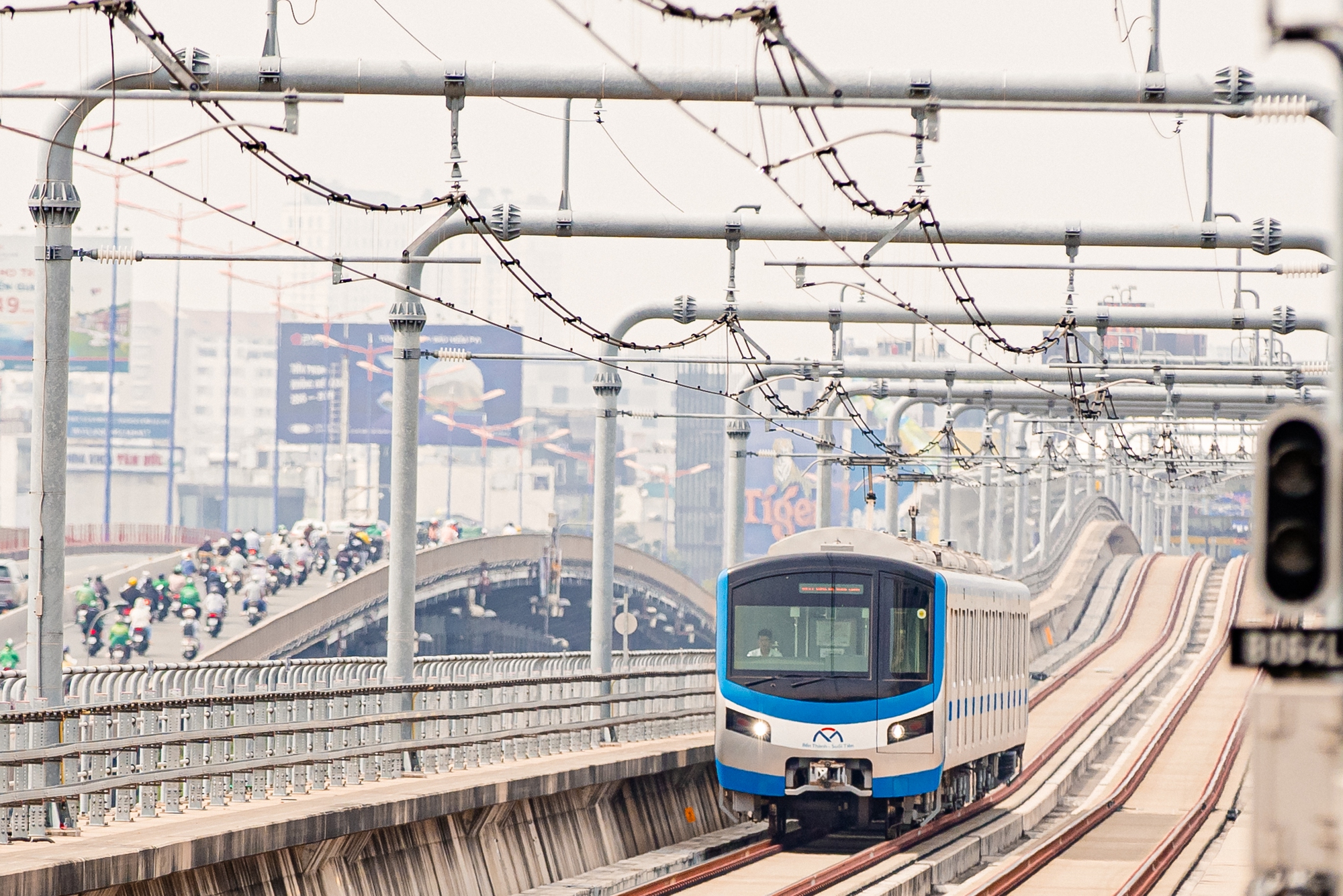 Gen Z rủ nhau đi làm bằng tuyến metro số 1 của TP.HCM: Chưa uống hết ly nước đã tới nơi, nó xịn mà nó Việt Nam!- Ảnh 7.