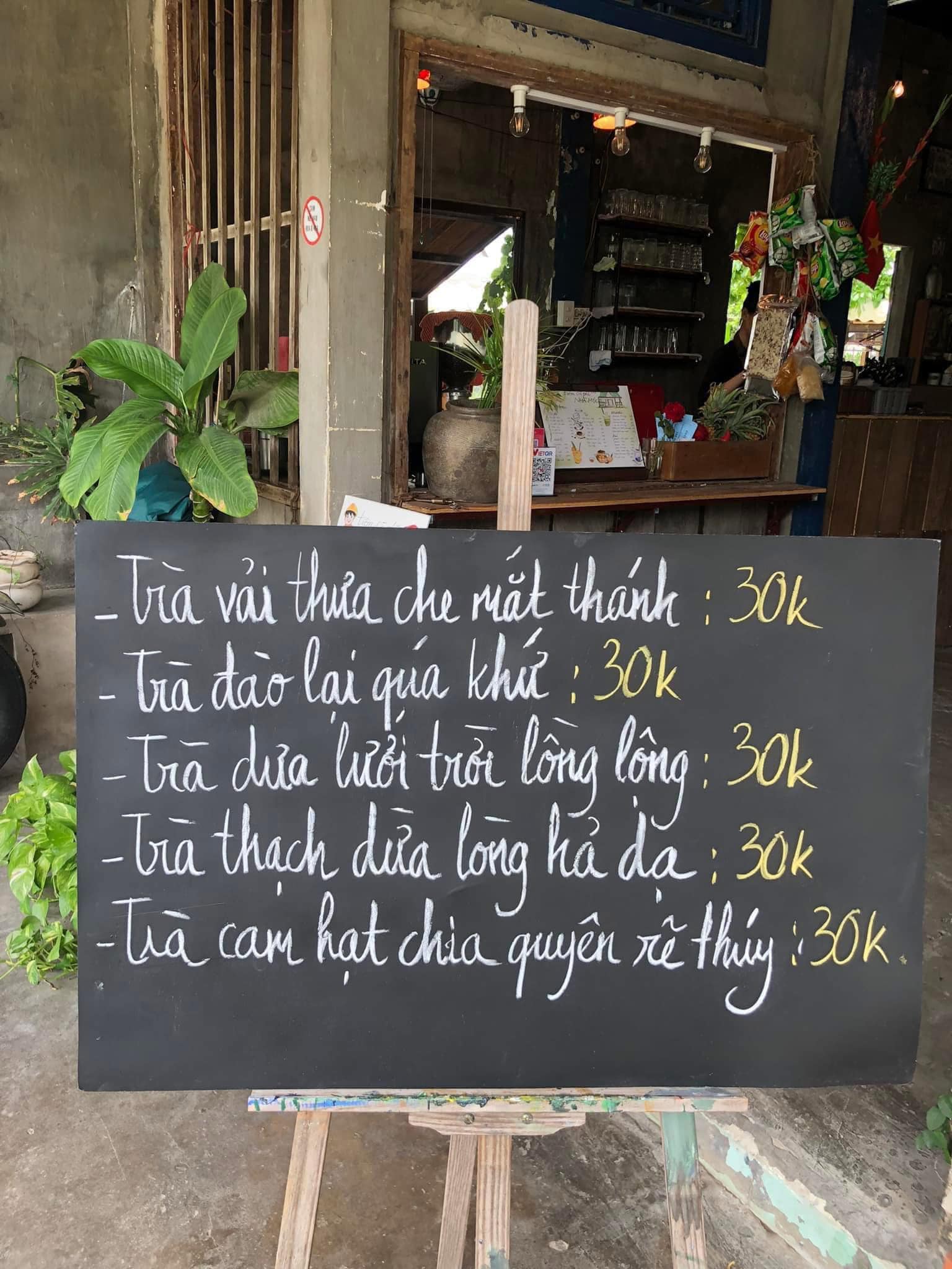 Tấm ảnh menu của tiệm trà toán món độc lạ, dân mạng xem xong lại thấy... "nhột nhột"- Ảnh 1.