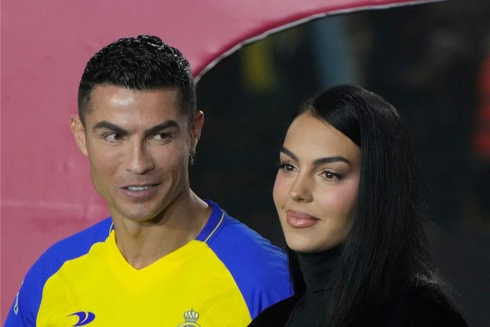 X&acirc;y dinh thự 500 tỷ nhưng kh&ocirc;ng ở, Ronaldo v&agrave; bạn g&aacute;i rạn nứt?- Ảnh 1.