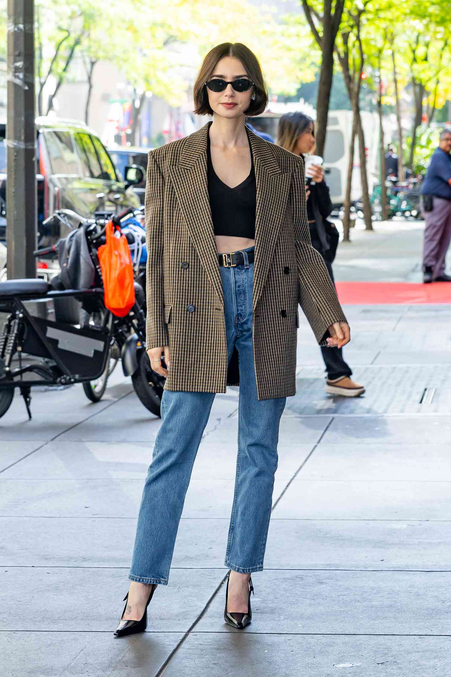 Lily Collins gợi ý những cách mặc áo blazer nổi bật cho tuổi U40- Ảnh 2.