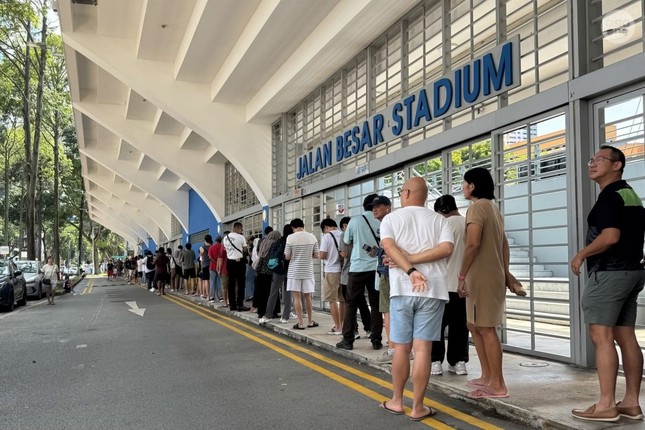 Singapore trong cơn sốt v&eacute; trận b&aacute;n kết: Gi&aacute; chợ đen đẩy l&ecirc;n gấp 4 lần, người Việt đau đầu t&igrave;m mua v&eacute;- Ảnh 2.