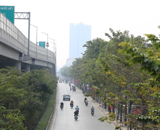 Hà Nội mù mịt bụi mịn từ sáng đến đêm, nhiều người dân than trời vì khó chịu- Ảnh 13.