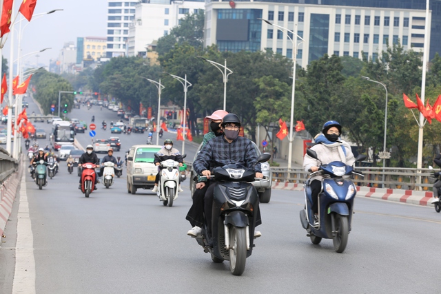 Hà Nội mù mịt bụi mịn từ sáng đến đêm, nhiều người dân than trời vì khó chịu- Ảnh 14.