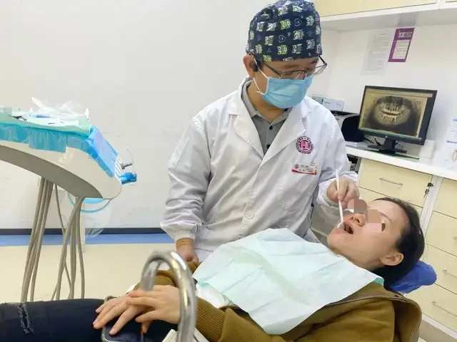 Người phụ nữ 32 tuổi miệng chỉ còn 4 chiếc răng- Ảnh 1.