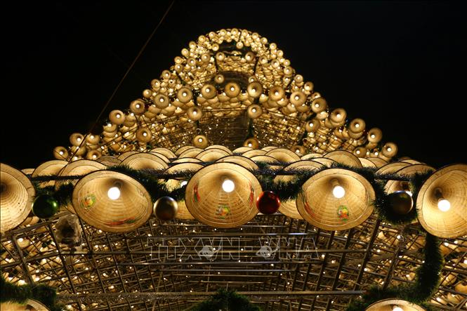 Độc đ&aacute;o c&acirc;y th&ocirc;ng Noel được l&agrave;m từ hơn 3.800 chiếc n&oacute;n l&aacute;- Ảnh 4.