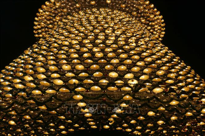 Độc đ&aacute;o c&acirc;y th&ocirc;ng Noel được l&agrave;m từ hơn 3.800 chiếc n&oacute;n l&aacute;- Ảnh 5.