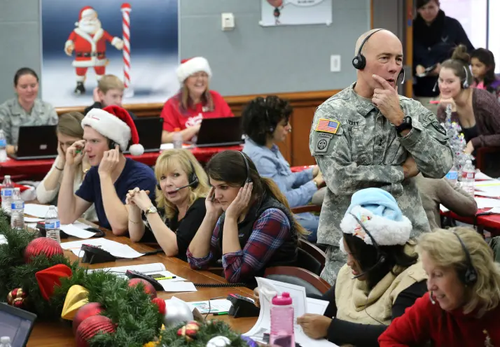 100.000 trẻ em gọi đến trung tâm quân sự hỏi "bao giờ ông già Noel đến nhà cháu"- Ảnh 1.