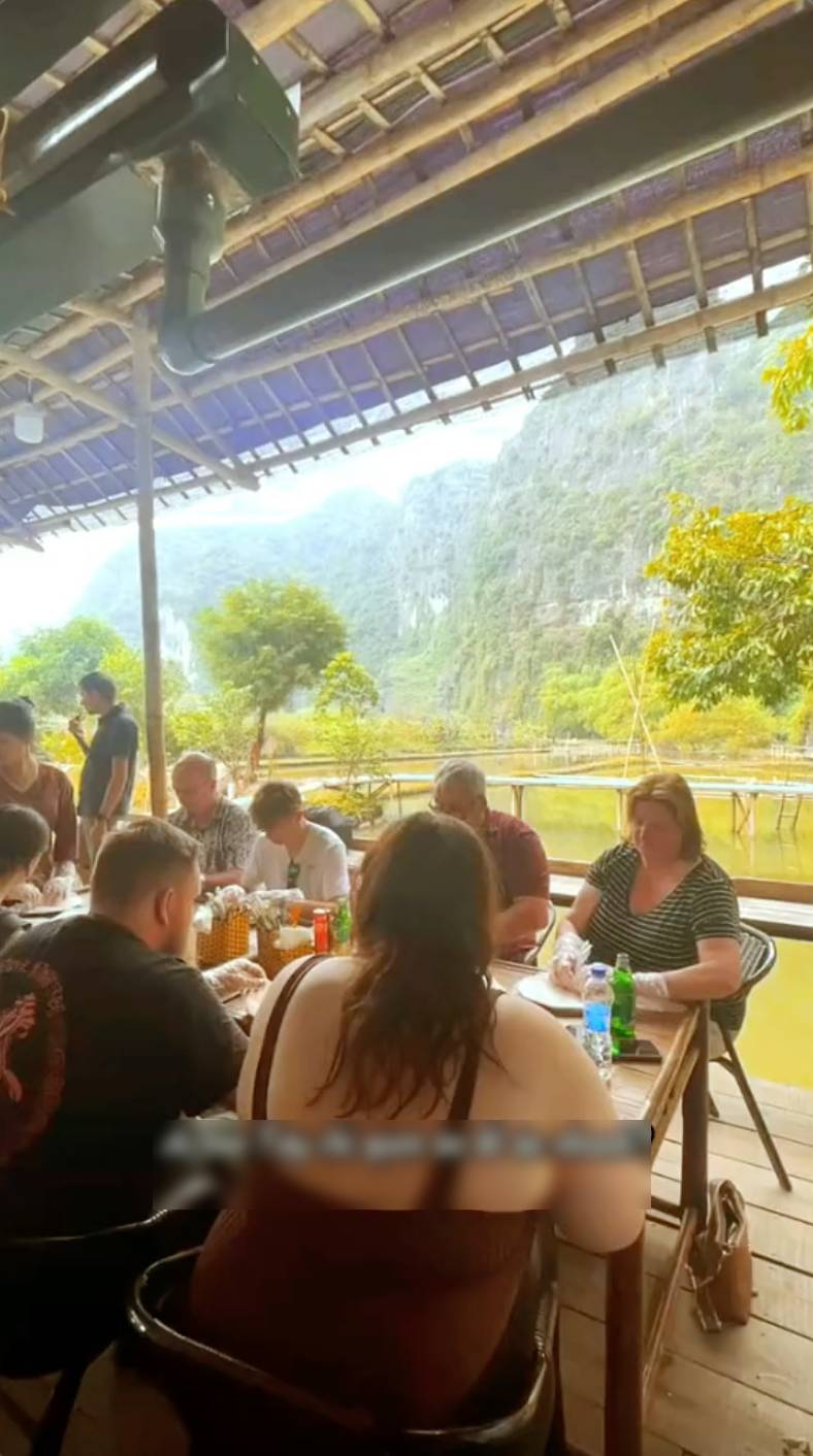 Nh&oacute;m kh&aacute;ch T&acirc;y 