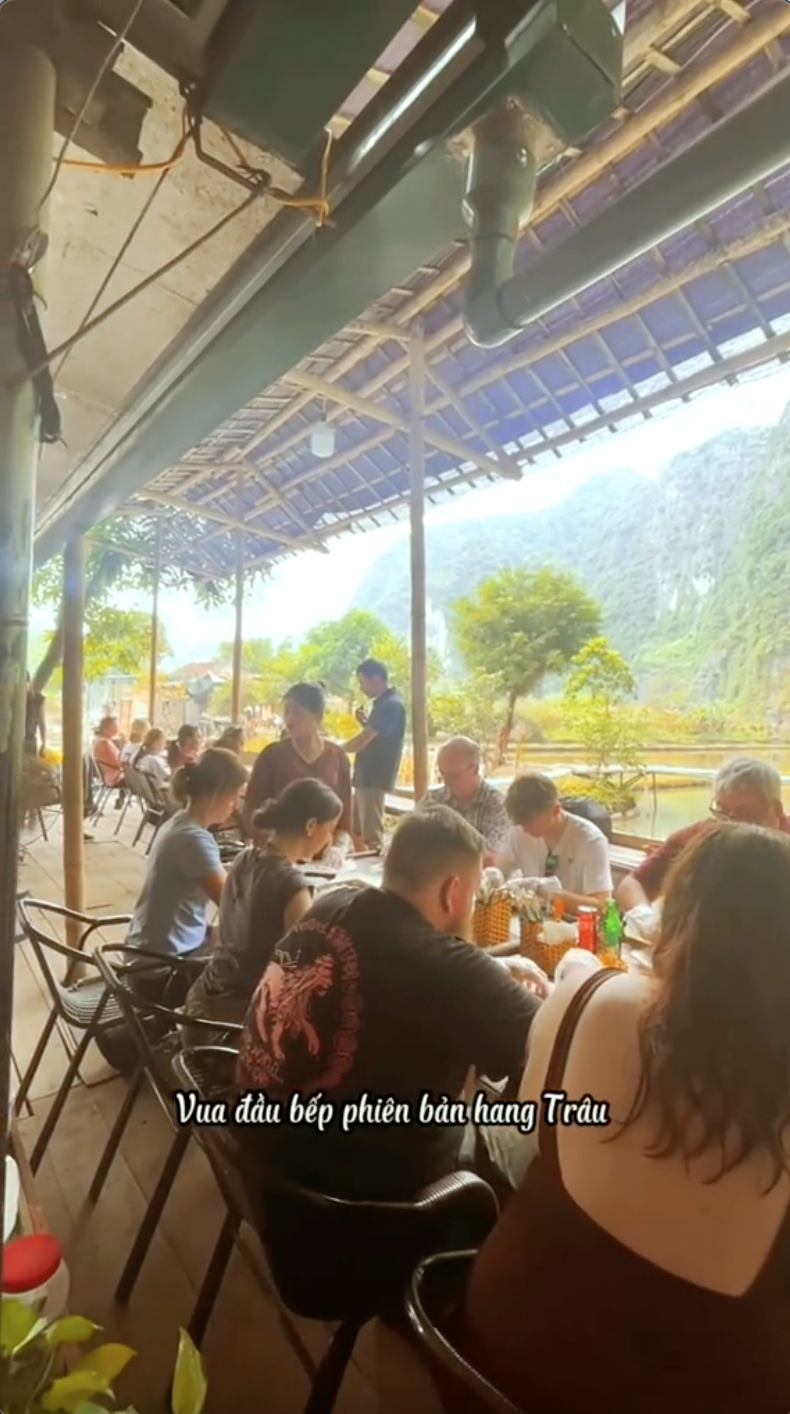 Nh&oacute;m kh&aacute;ch T&acirc;y 