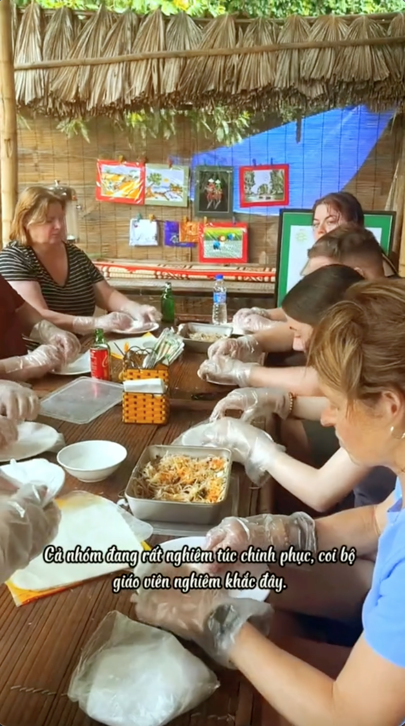 Nh&oacute;m kh&aacute;ch T&acirc;y 