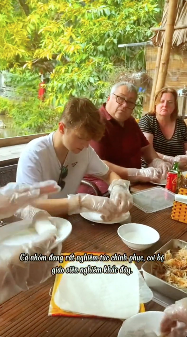 Nh&oacute;m kh&aacute;ch T&acirc;y 