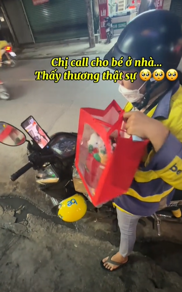 Chủ cửa hàng đưa nữ shipper một thứ mà khiến mắt chị nhòe đi, chứng kiến cuộc điện thoại sau đó càng thêm cảm động- Ảnh 3.