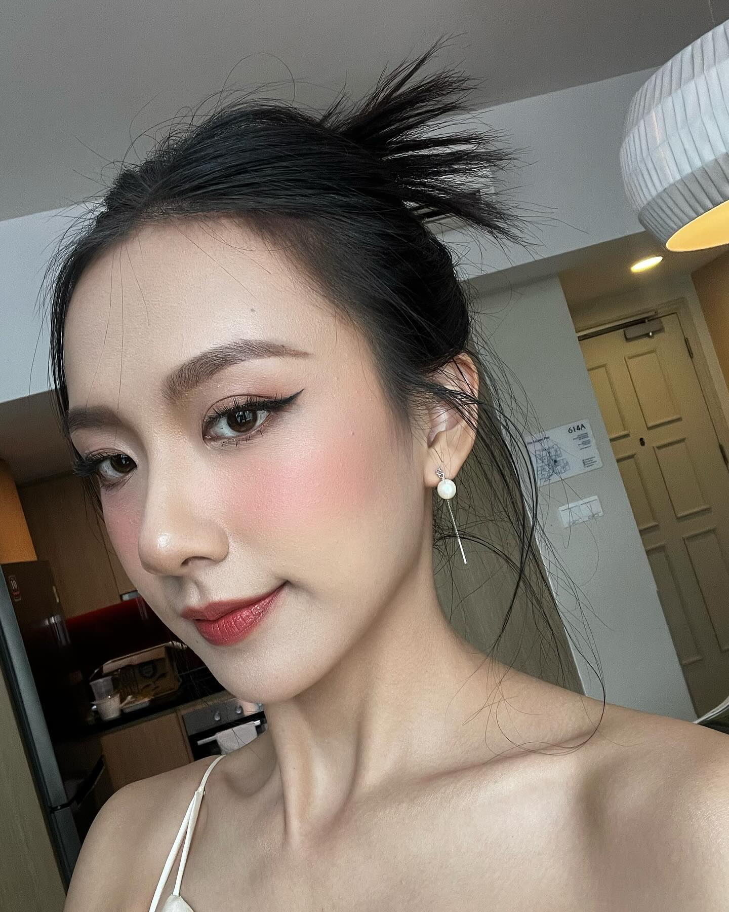 MXH đổ dồn sự chú ý về cô gái không cười 1 giây, còn khen giống Hoa hậu Quốc tế- Ảnh 7.