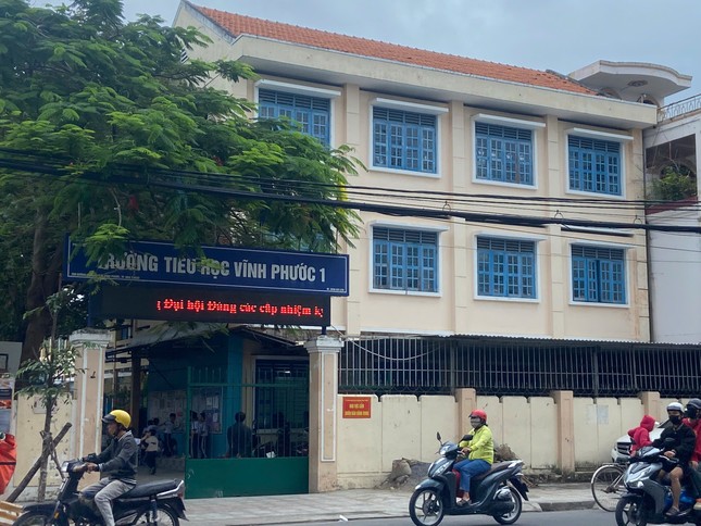 Y&ecirc;u cầu xử l&yacute; nghi&ecirc;m vụ cha con x&ocirc;ng v&agrave;o lớp l&ocirc;i c&ocirc; gi&aacute;o ra s&acirc;n trường đe dọa, x&eacute; &aacute;o l&agrave;m nhục- Ảnh 1.