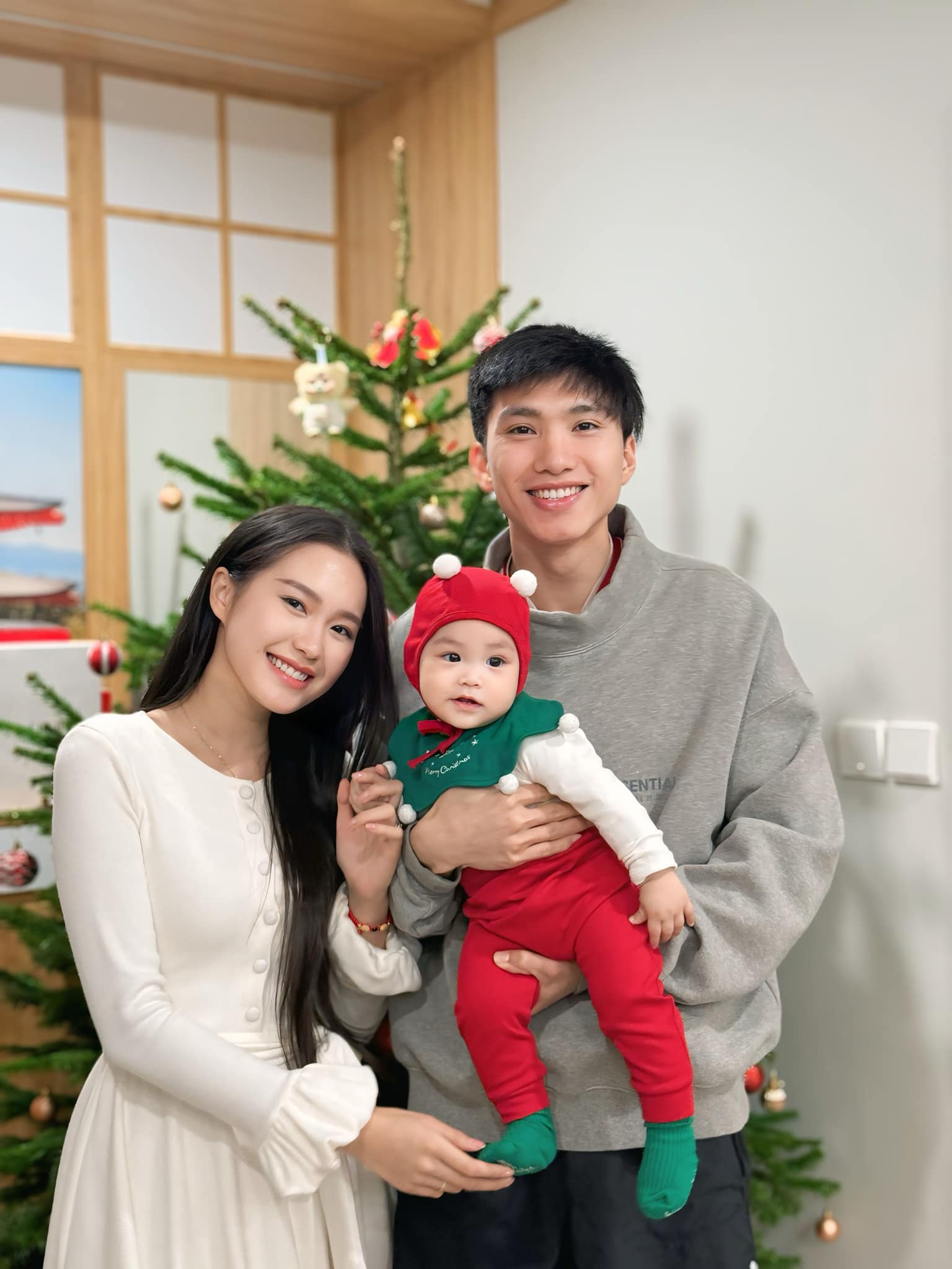 Bộ ảnh gi&aacute;ng sinh g&acirc;y b&atilde;o view nh&agrave; Văn Hậu v&agrave; Do&atilde;n Hải My, v&oacute;c d&aacute;ng n&agrave;ng WAG 