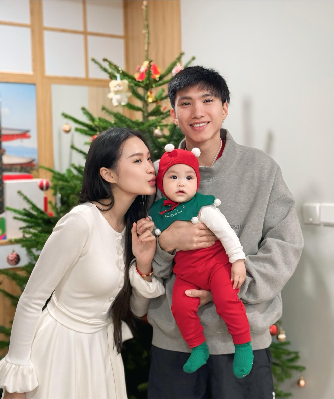 Bộ ảnh gi&aacute;ng sinh g&acirc;y b&atilde;o view nh&agrave; Văn Hậu v&agrave; Do&atilde;n Hải My, v&oacute;c d&aacute;ng n&agrave;ng WAG 