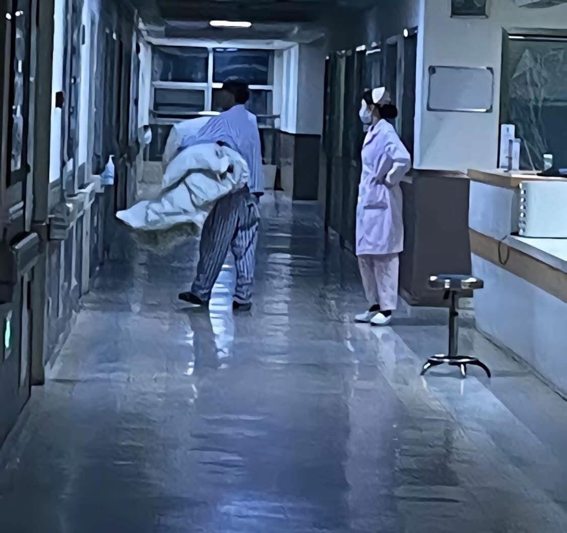 Cụ ông xuất hiện ở hành lang bệnh viện buổi tối, trên tay cầm 1 thứ khiến nữ y tá vừa thấy đã hốt hoảng- Ảnh 4.