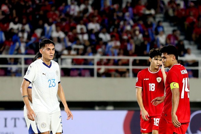 Nghi vấn tuyển thủ Philippines bị CLB Indonesia cắt hợp đồng v&igrave; loại Indonesia khỏi ASEAN Cup- Ảnh 1.