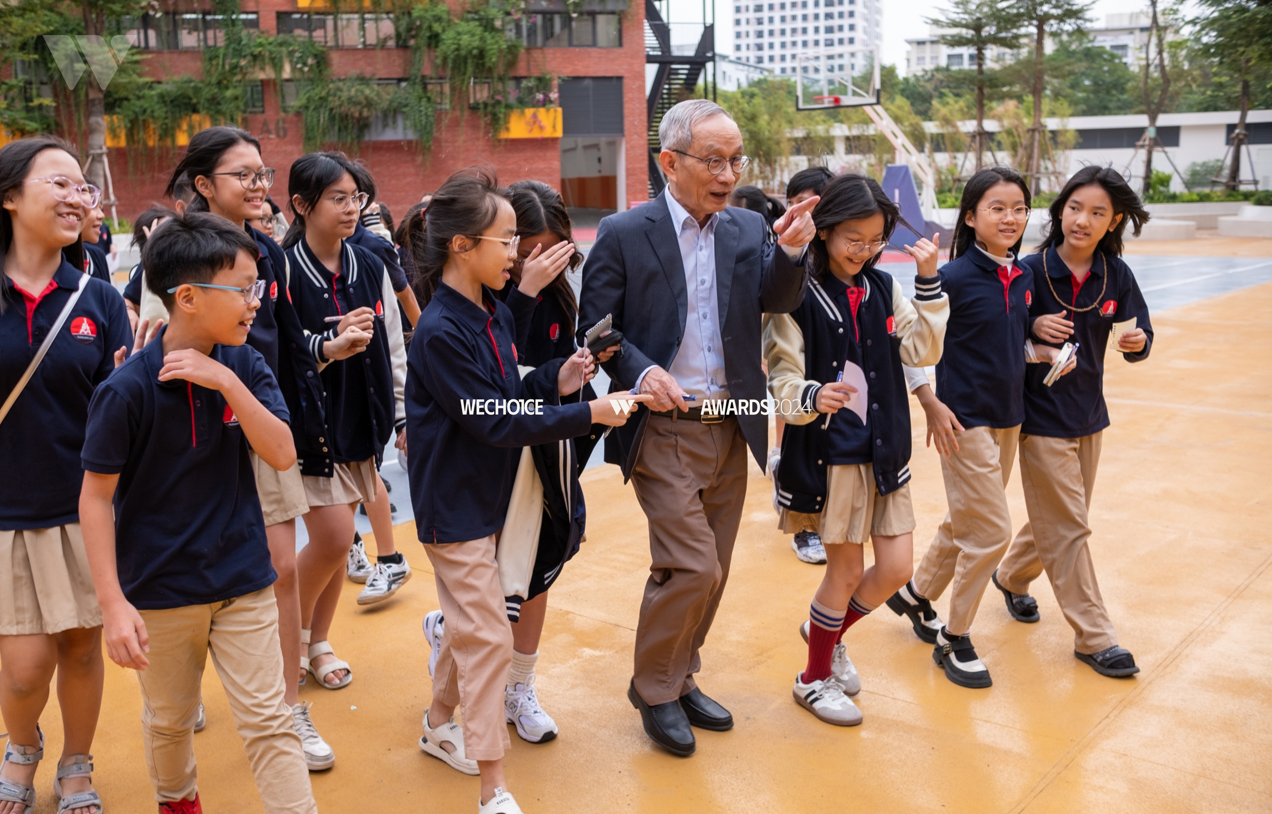 Chuyện thầy Khang ở Hà Nội: Từ hiệu trưởng Marie Curie đến “ông nội” nuôi 22 đứa trẻ Làng Nủ- Ảnh 8.