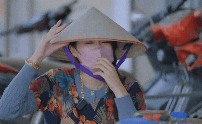 C&ocirc; b&aacute;n h&agrave;ng nước th&aacute;o khẩu trang khiến tất cả ngỡ ng&agrave;ng, h&oacute;a ra l&agrave; n&agrave;ng WAG xinh nhất l&agrave;ng b&oacute;ng đ&aacute;- Ảnh 1.