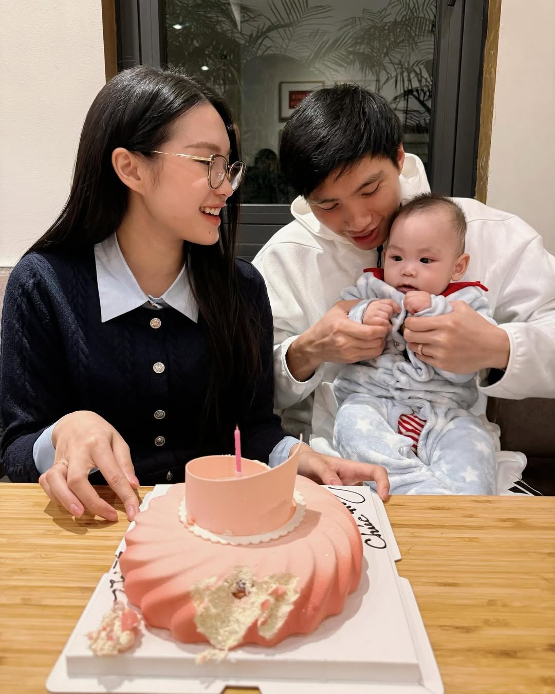 Bộ ảnh gi&aacute;ng sinh g&acirc;y b&atilde;o view nh&agrave; Văn Hậu v&agrave; Do&atilde;n Hải My, v&oacute;c d&aacute;ng n&agrave;ng WAG 