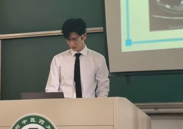 Cả cõi mạng dậy sóng trước loạt ảnh chụp lén một thầy giáo, sinh viên hứa đi học chăm chỉ cả năm chỉ vì điều này- Ảnh 1.