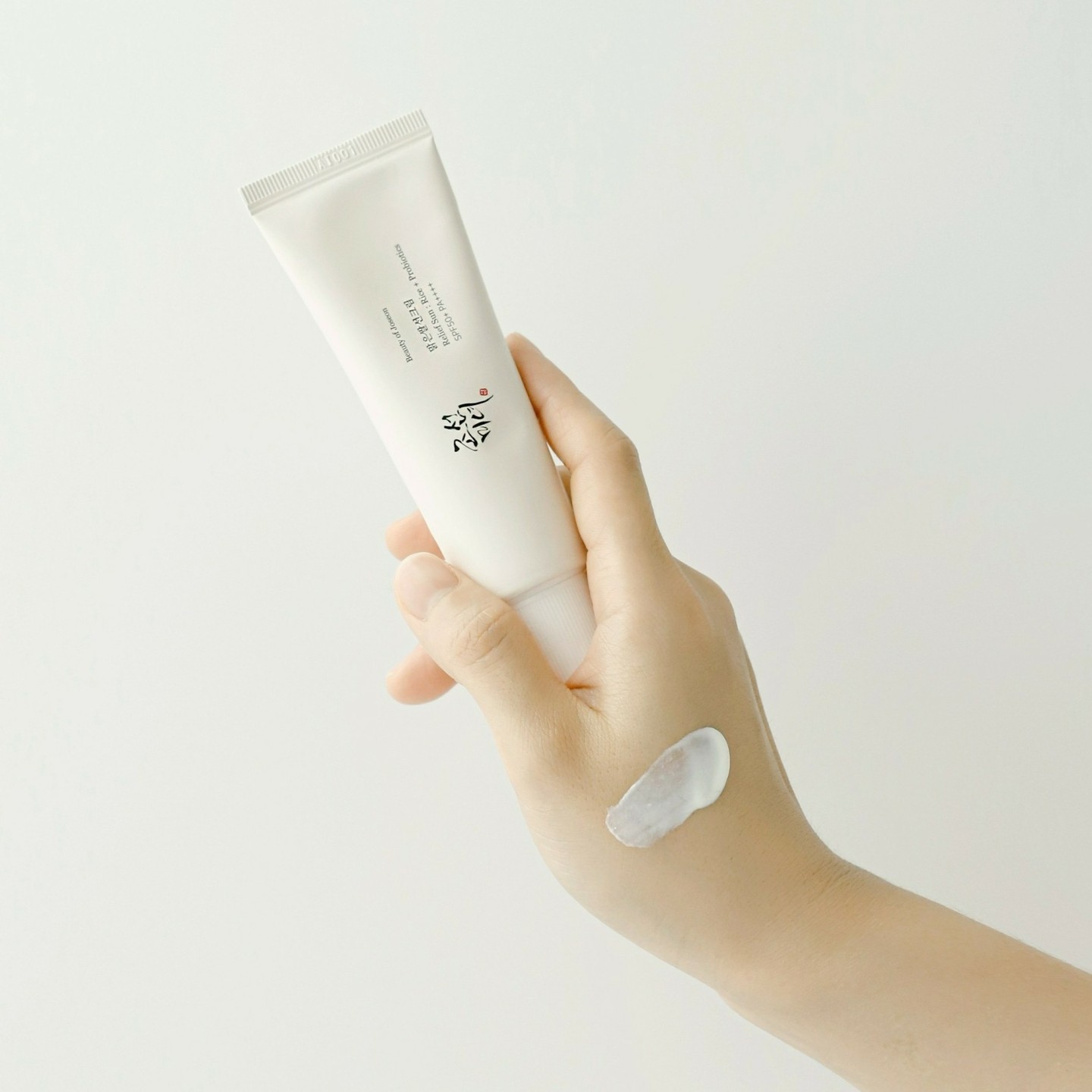 5 lọ kem chống nắng kh&ocirc;ng b&iacute;t tắc lỗ ch&acirc;n l&ocirc;ng, d&ugrave;ng th&iacute;ch đến nỗi khiến chị em chăm b&ocirc;i mỗi ng&agrave;y- Ảnh 4.
