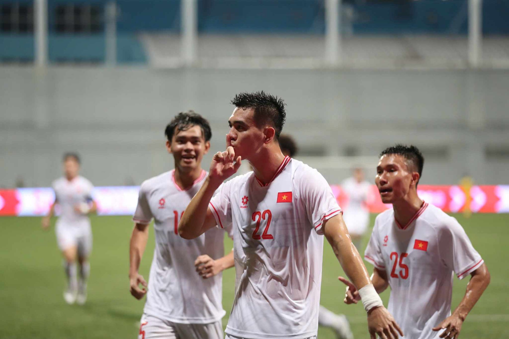 Bán kết AFF cup - Bị var từ chối 2 bàn, nhưng vẫn chiến thắng 2-0: Việt Nam đỉnh!- Ảnh 4.