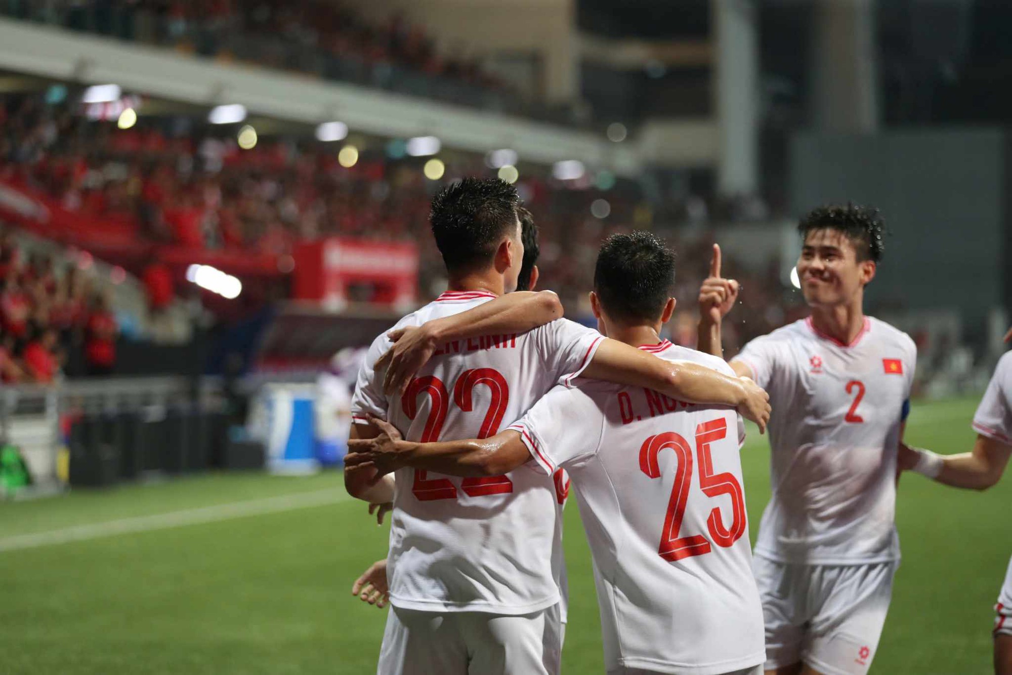 Bán kết AFF cup - Bị var từ chối 2 bàn, nhưng vẫn chiến thắng 2-0: Việt Nam đỉnh!- Ảnh 3.