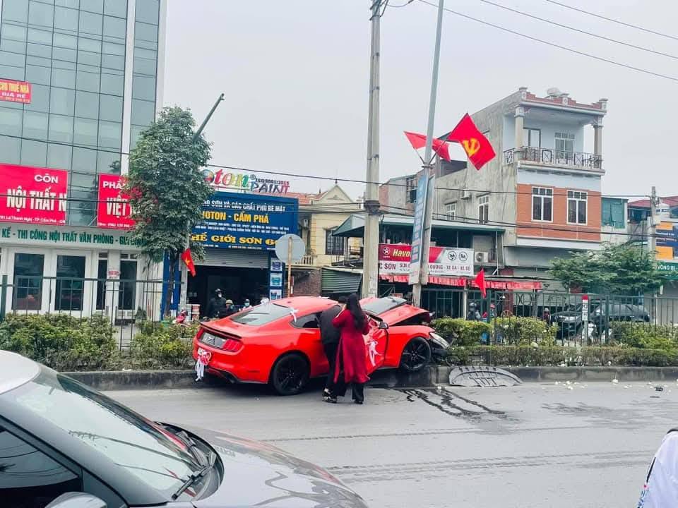 Quảng Ninh: Ch&uacute; rể điểu khiển xe đi đ&oacute;n d&acirc;u bất ngờ đ&acirc;m v&agrave;o dải ph&acirc;n c&aacute;ch- Ảnh 1.
