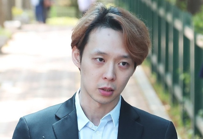 Visual bệ rạc khó nhận ra của Park Yoochun sau bê bối ma túy và săn 