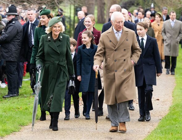 Gia đình Hoàng gia Anh rạng rỡ đón Giáng sinh tại Sandringham: Hoàng tử George, Công chúa Charlotte và cậu út Louis chiếm trọn spotlight- Ảnh 2.