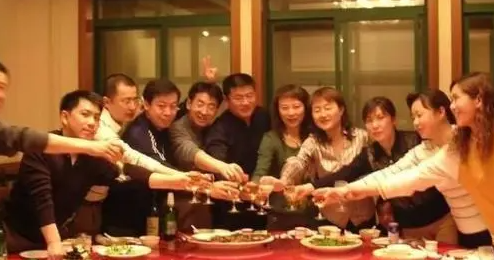 Đại gia đi họp lớp n&oacute;i m&igrave;nh chỉ kiếm được 10 triệu/th&aacute;ng: Chứng kiến h&agrave;nh động sau đ&oacute; của bạn học khiến anh kh&ocirc;ng thốt n&ecirc;n lời- Ảnh 2.