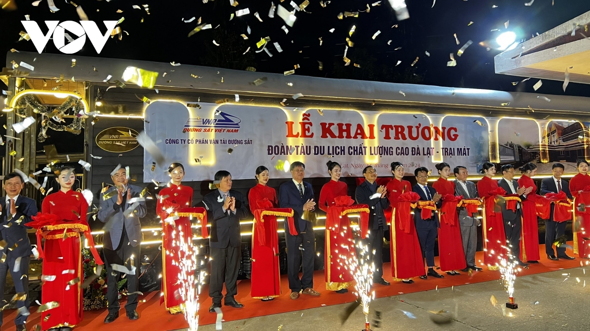 Khai trương đoàn tàu "hoàng hậu" phục vụ khách du lịch tại Đà Lạt- Ảnh 1.