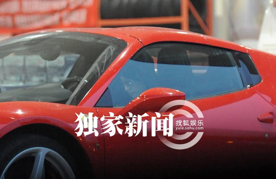 Thấy Ferrari đỏ giá 17 tỷ lướt qua trên phố ai cũng nhận ra ngay người lái: 19 tuổi đã có chiếc xe sang đầu tiên, BST xế khủng giá bằng mấy căn nhà- Ảnh 2.