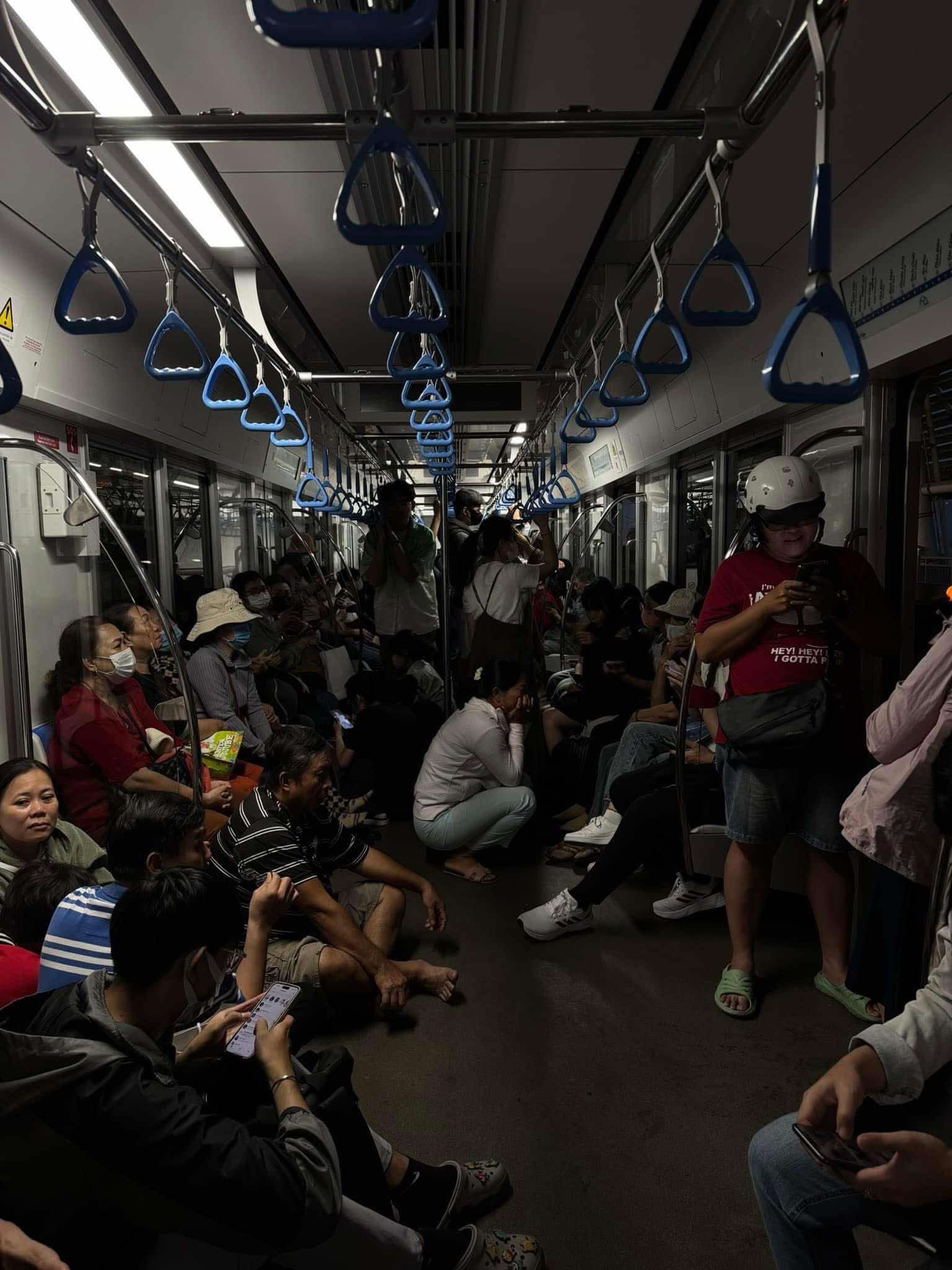 TP.HCM mưa lớn trái mùa, Metro Bến Thành - Suối Tiên phải tạm dừng hoạt động- Ảnh 1.