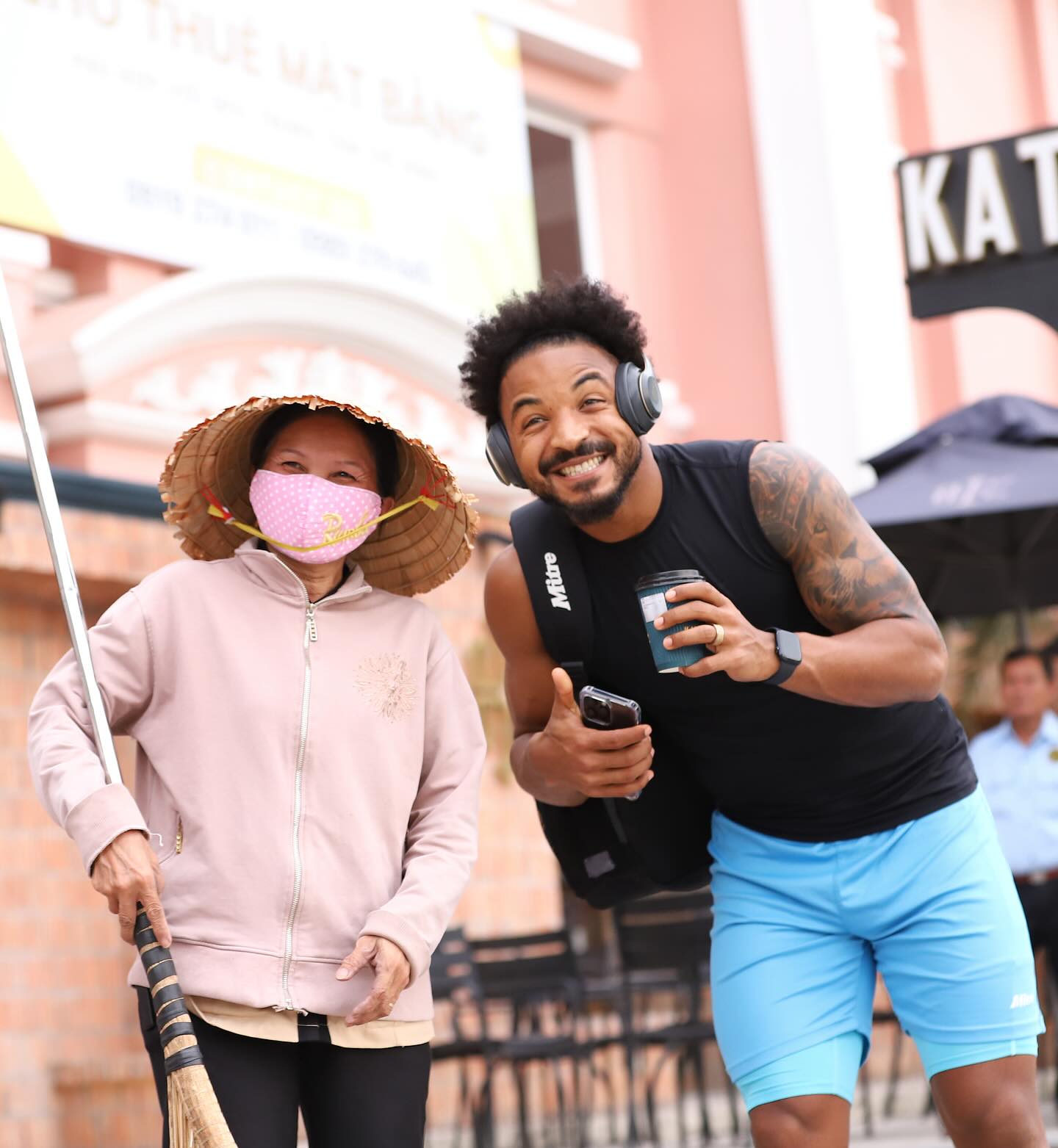 Viral khoảnh khắc Nguyễn Xu&acirc;n Son rạng rỡ chụp ảnh c&ugrave;ng c&ocirc; lao c&ocirc;ng, Việt Nam t&ocirc;i b&igrave;nh dị th&acirc;n thương thế đ&oacute;!- Ảnh 2.