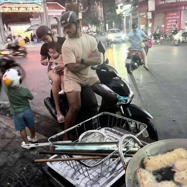 Viral khoảnh khắc Nguyễn Xu&acirc;n Son rạng rỡ chụp ảnh c&ugrave;ng c&ocirc; lao c&ocirc;ng, Việt Nam t&ocirc;i b&igrave;nh dị th&acirc;n thương thế đ&oacute;!- Ảnh 3.