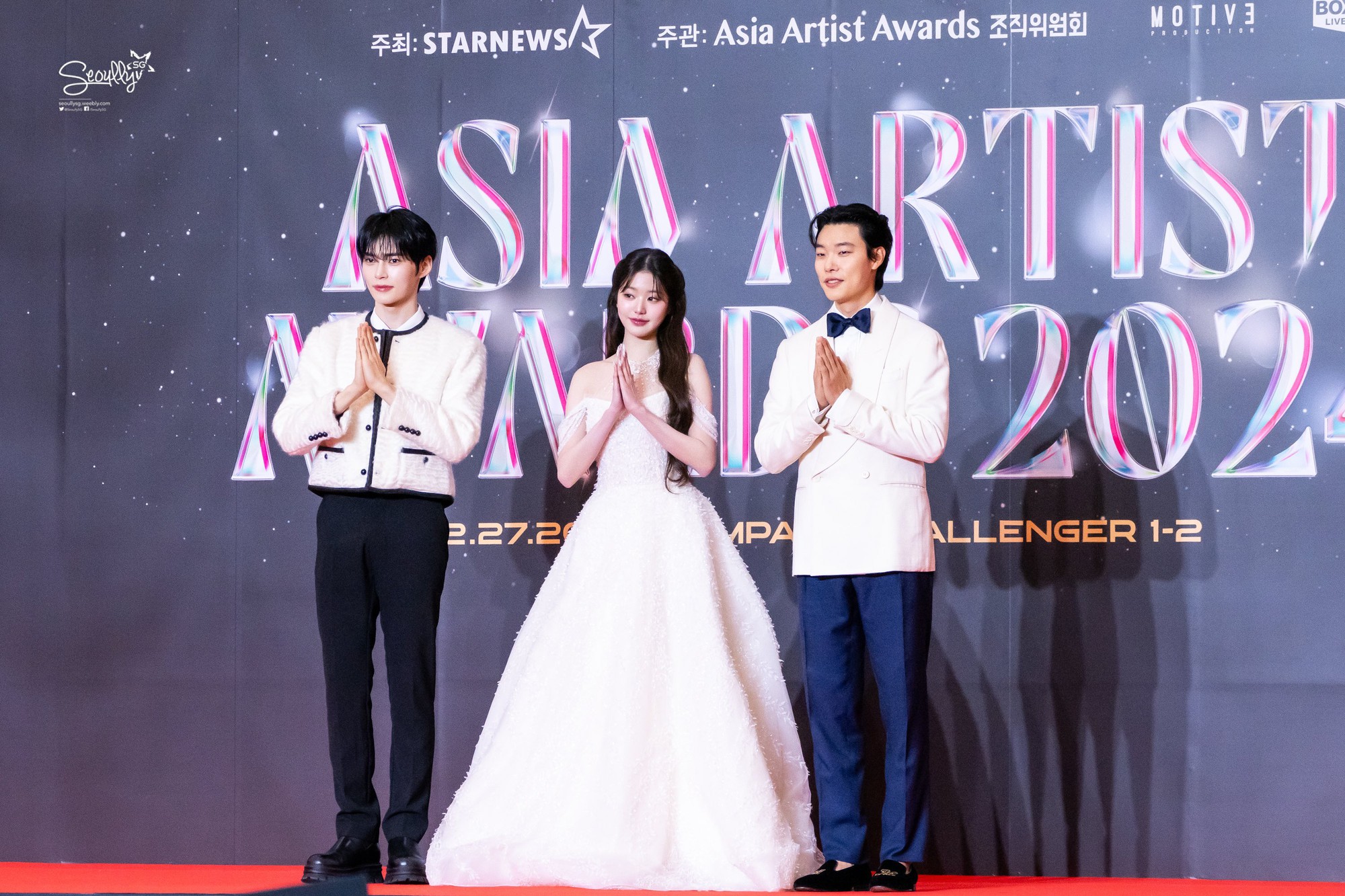 Siêu thảm đỏ AAA 2024: Park Min Young - Jang Won Young so kè visual cực gắt, Kim Soo Hyun - Byeon Woo Seok bất phân thắng bại- Ảnh 8.