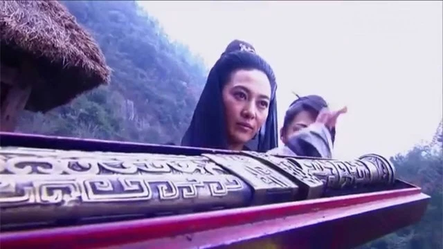 Trong t&aacute;c phảm Ỷ Thi&ecirc;n Đồ Long K&yacute;, Ỷ Thi&ecirc;n kiếm nổi tiếng l&agrave; sắc b&eacute;n, ch&eacute;m sắt như b&ugrave;n.