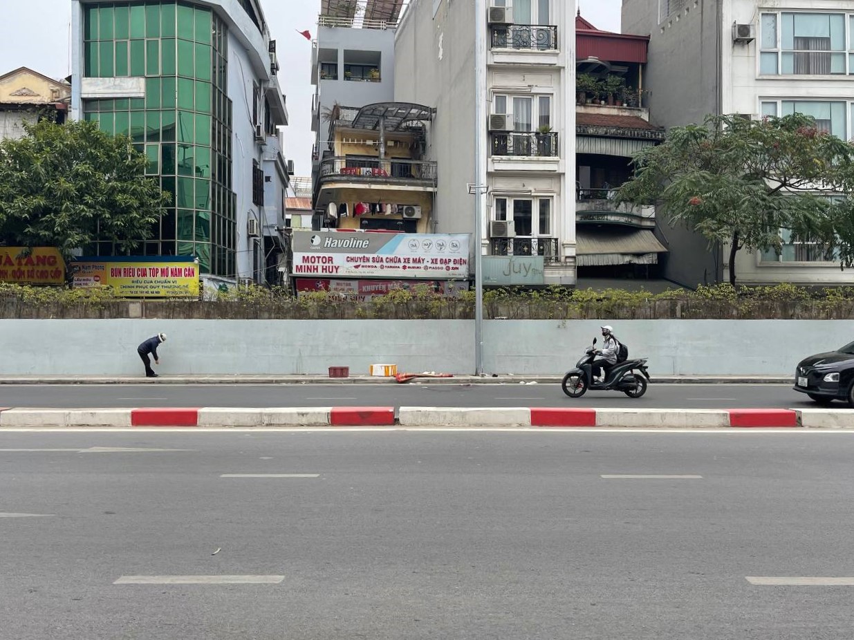 Hà Nội: Hiện trường vụ tai nạn giao thông nghiêm trọng trên đường Âu Cơ khiến nam thanh niên 21 tuổi tử vong- Ảnh 3.