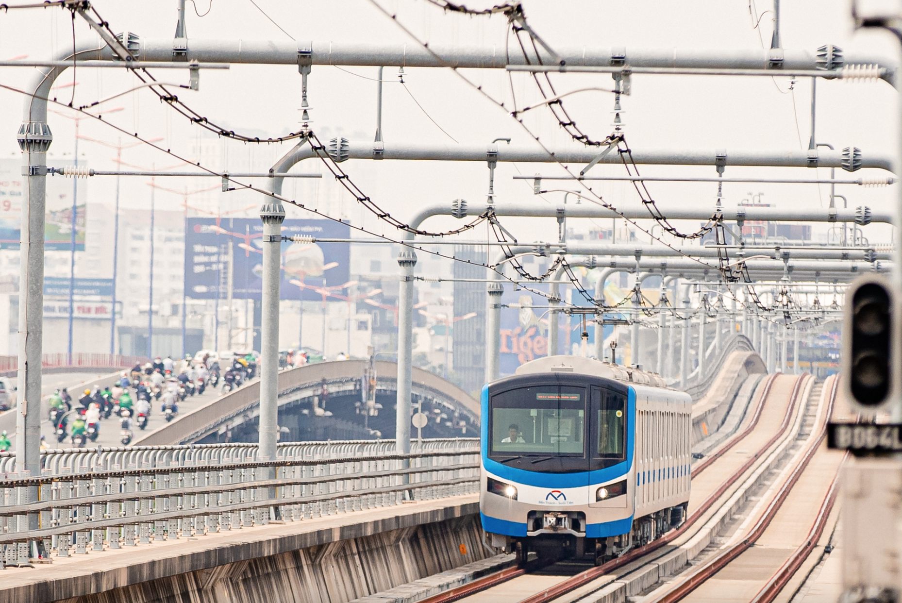 Anh nhân viên tại Metro Bến Thành - Suối Tiên bất ngờ được săn đón vì lý do đặc biệt, dân tình thi nhau kéo đến chụp ảnh cùng- Ảnh 2.