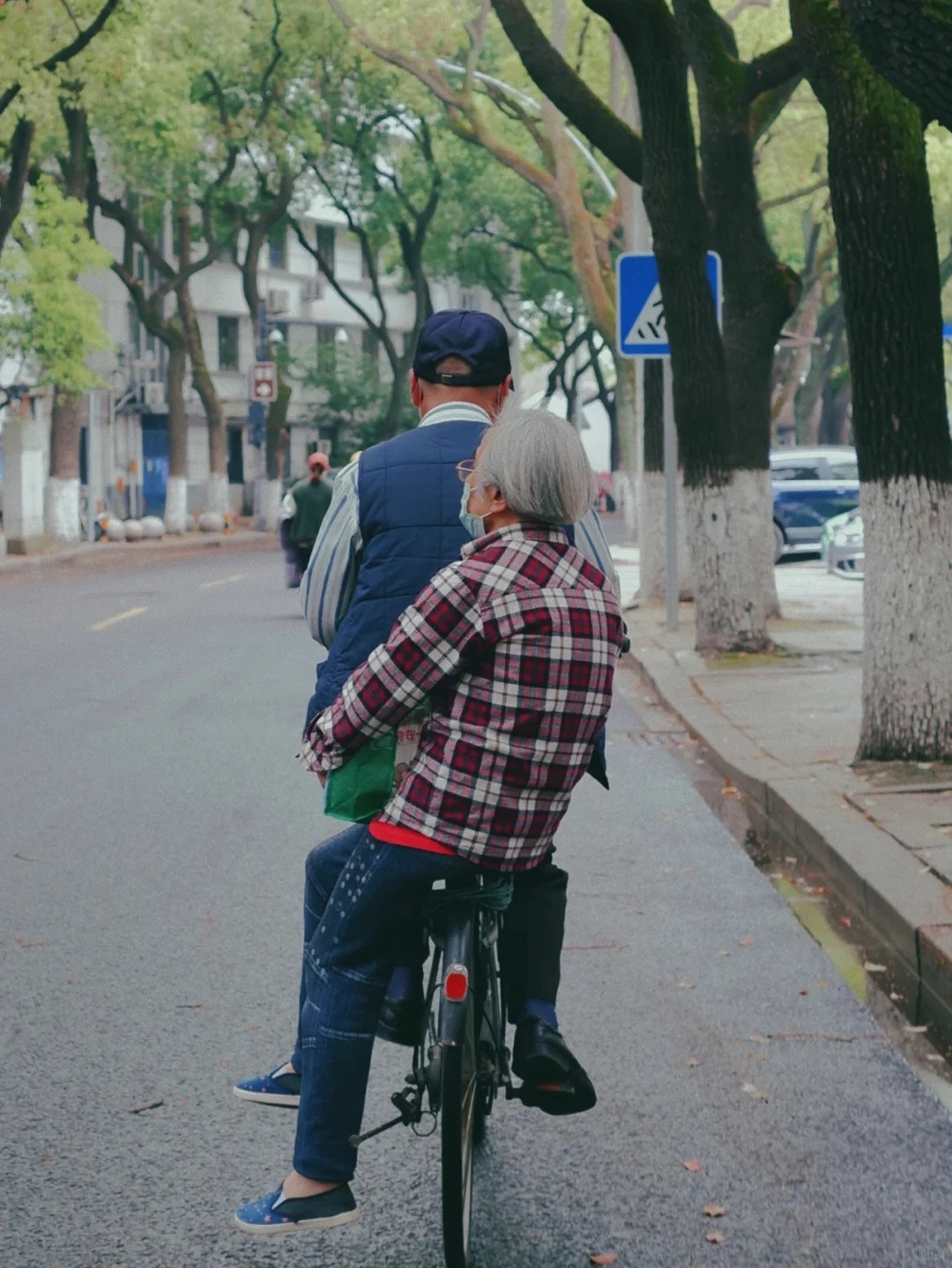 Loạt hành động khó tin của những cặp yêu nhau khi về già khiến cả khu phố ngoái nhìn, lập tức bật camera lên "chụp lén"- Ảnh 11.