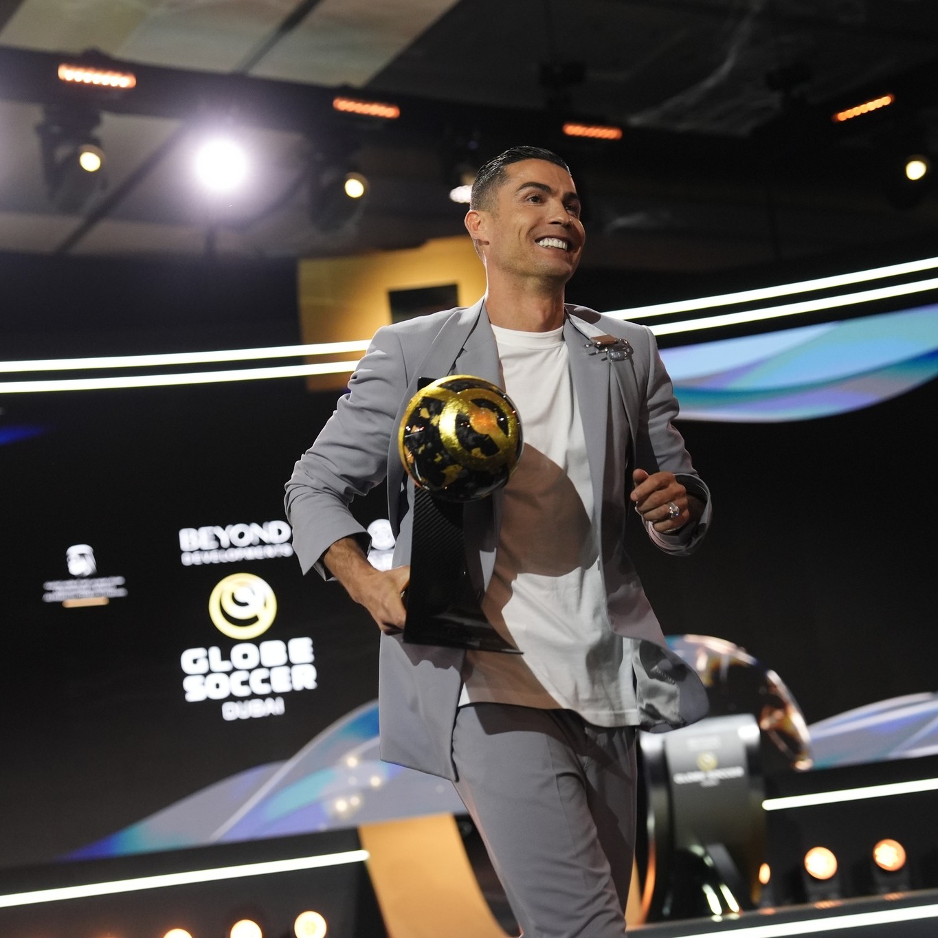 Ronaldo giành liên tiếp 2 