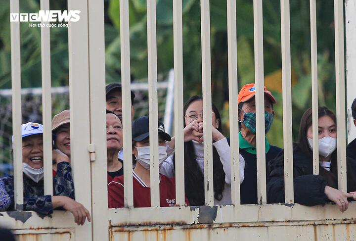 Kh&ocirc;ng được v&agrave;o s&acirc;n, CĐV xem Nguyễn Xu&acirc;n Son tập luyện qua khe cửa- Ảnh 1.