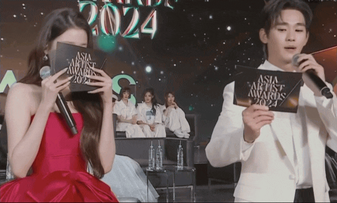 Khoảnh khắc nam thần có cát-xê cao nhất Hàn Quốc khiến công chúa Kpop “mắc cỡ vô cùng”- Ảnh 7.